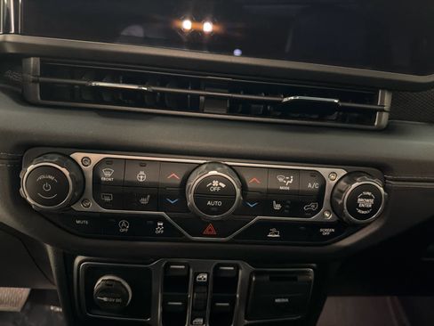 Used 2024 Jeep Wrangler Unlimited Rubicon w/ XTREMEE 35" Tire Package image 15