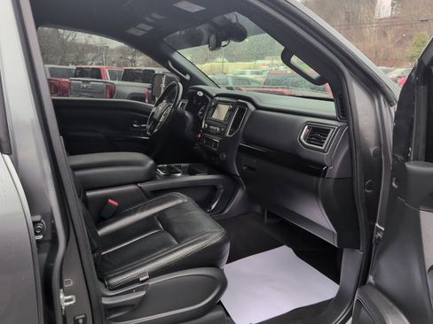 Used 2018 Nissan Titan SV w/ SV Convenience Package image 18