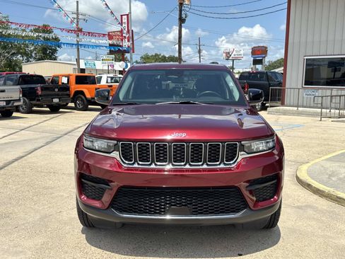 Used 2024 Jeep Grand Cherokee Laredo RWD image 2