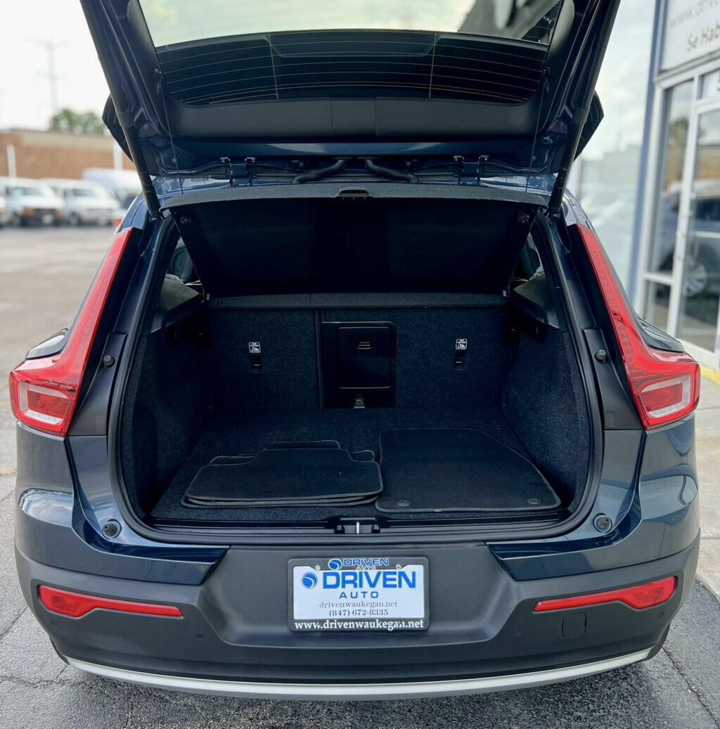Used 2021 Volvo XC40 T4 Momentum FWD image 8