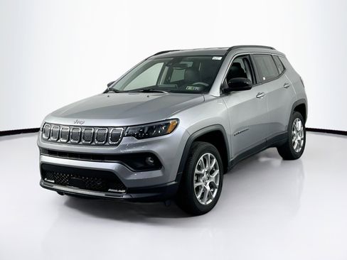 Used 2022 Jeep Compass Latitude image 1