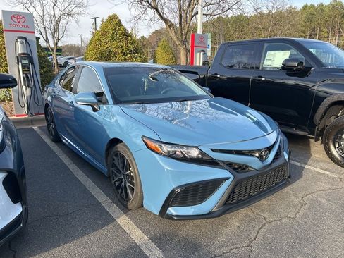 Used 2024 Toyota Camry SE image 5