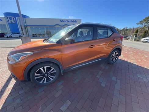 Used 2020 Nissan Kicks SR w/ SR Premium Package image 12