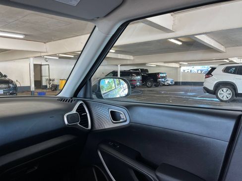 Used 2025 Kia Soul LX w/ LX Technology Package FWD image 35