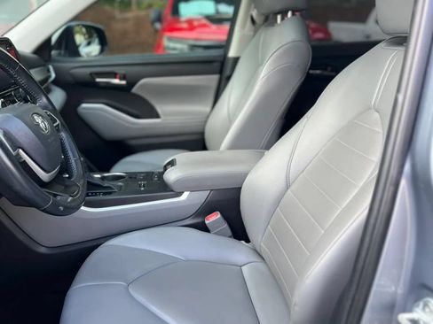 Used 2022 Toyota Highlander XLE FWD image 14