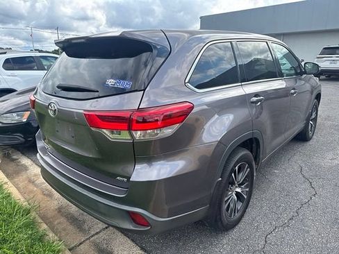 Used 2019 Toyota Highlander LE AWD/4WD image 4