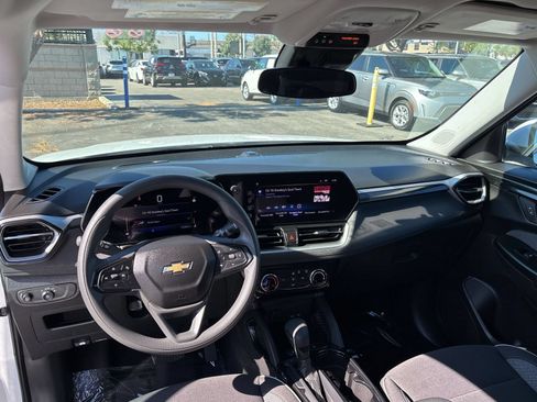 Used 2025 Chevrolet TrailBlazer LT FWD image 37