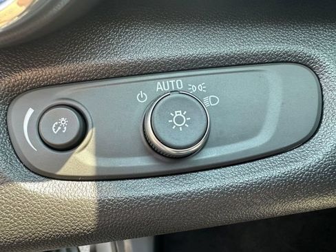 Used 2025 Chevrolet Trax LT FWD image 11