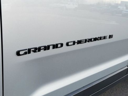 Used 2025 Jeep Grand Cherokee L Altitude image 13