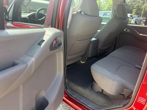 Used 2015 Nissan Frontier SV w/ SV Value Truck Package AWD/4WD image 11