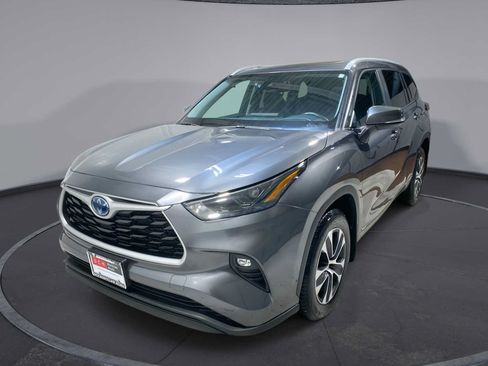 Used 2024 Toyota Highlander XLE AWD/4WD image 1