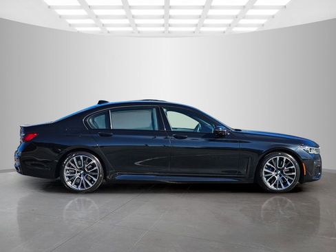 Used 2022 BMW 740i w/ M Sport Package image 7