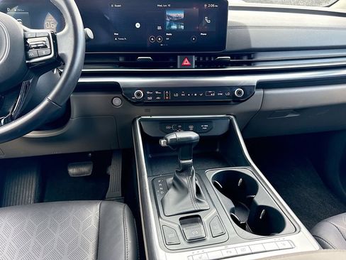 Certified 2025 Kia Carnival FWD image 17