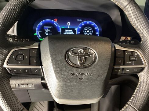Used 2025 Toyota Sienna XLE Woodland Edition image 22