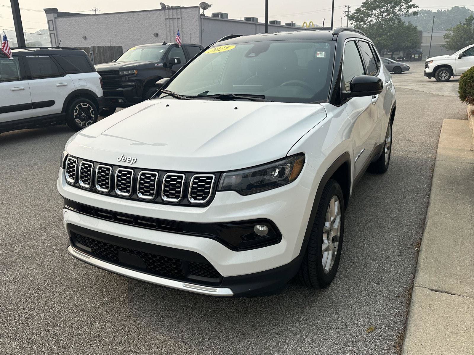 Used 2025 Jeep Compass Limited AWD/4WD image 5