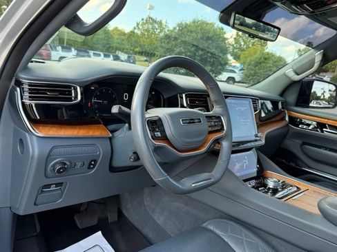 Used 2023 Jeep Grand Wagoneer Series III AWD/4WD image 16