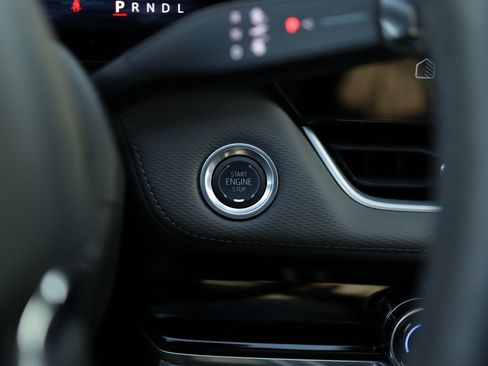 Used 2025 Chevrolet Equinox LT w/ Convenience Package II image 19