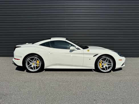 Used 2017 Ferrari California T image 7