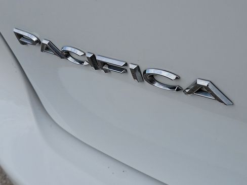 Used 2023 Chrysler Pacifica Touring-L FWD image 8