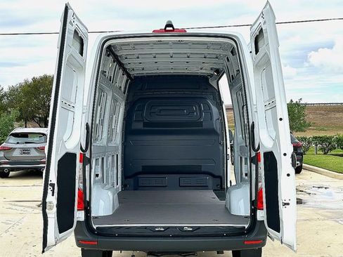 Used 2025 Mercedes-Benz Sprinter 2500 image 11