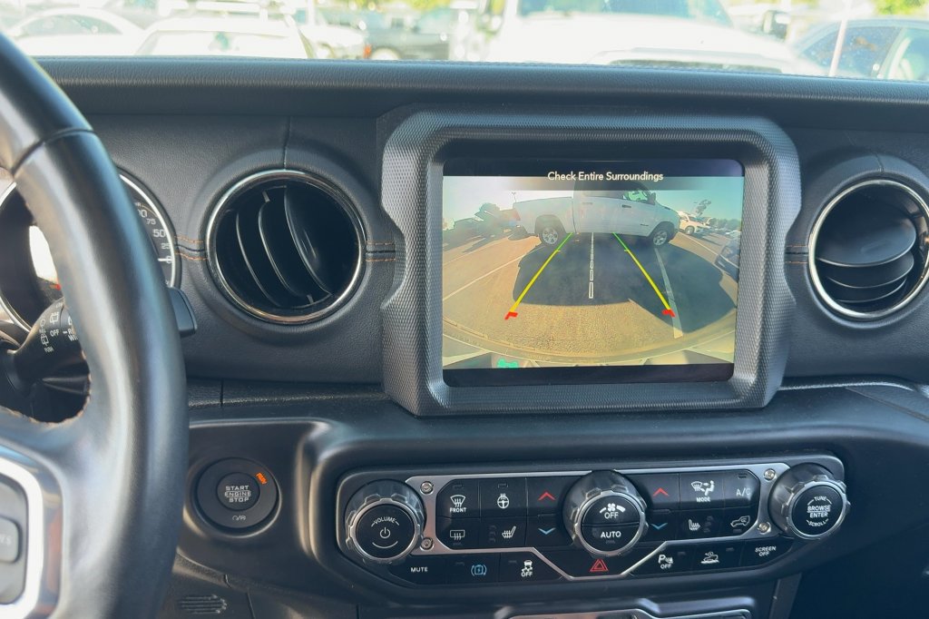 Used 2022 Jeep Wrangler Unlimited Sahara AWD/4WD image 17