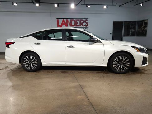 Used 2025 Nissan Altima 2.5 SV FWD image 8