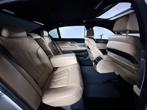 Used 2022 BMW 750i xDrive w/ Executive Package image 27