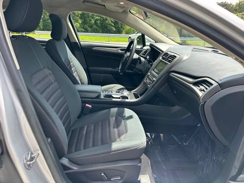 Used 2018 Ford Fusion SE w/ Fusion SE Technology Package FWD image 16