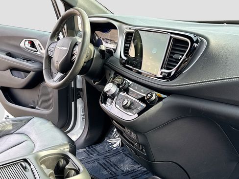 Used 2022 Chrysler Pacifica Touring-L w/ S Appearance Package image 5