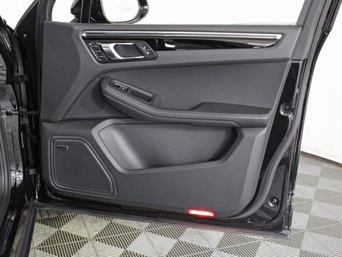 Used 2025 Porsche Macan image 36