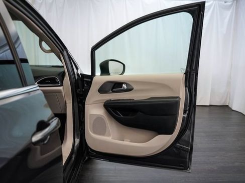 Used 2023 Chrysler Pacifica Touring-L FWD image 17