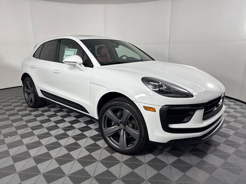 Certified 2026 Porsche Macan AWD/4WD image 9