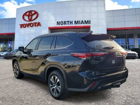 Used 2024 Toyota Highlander XLE AWD/4WD image 3