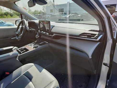 Used 2021 Toyota Sienna XLE FWD image 11