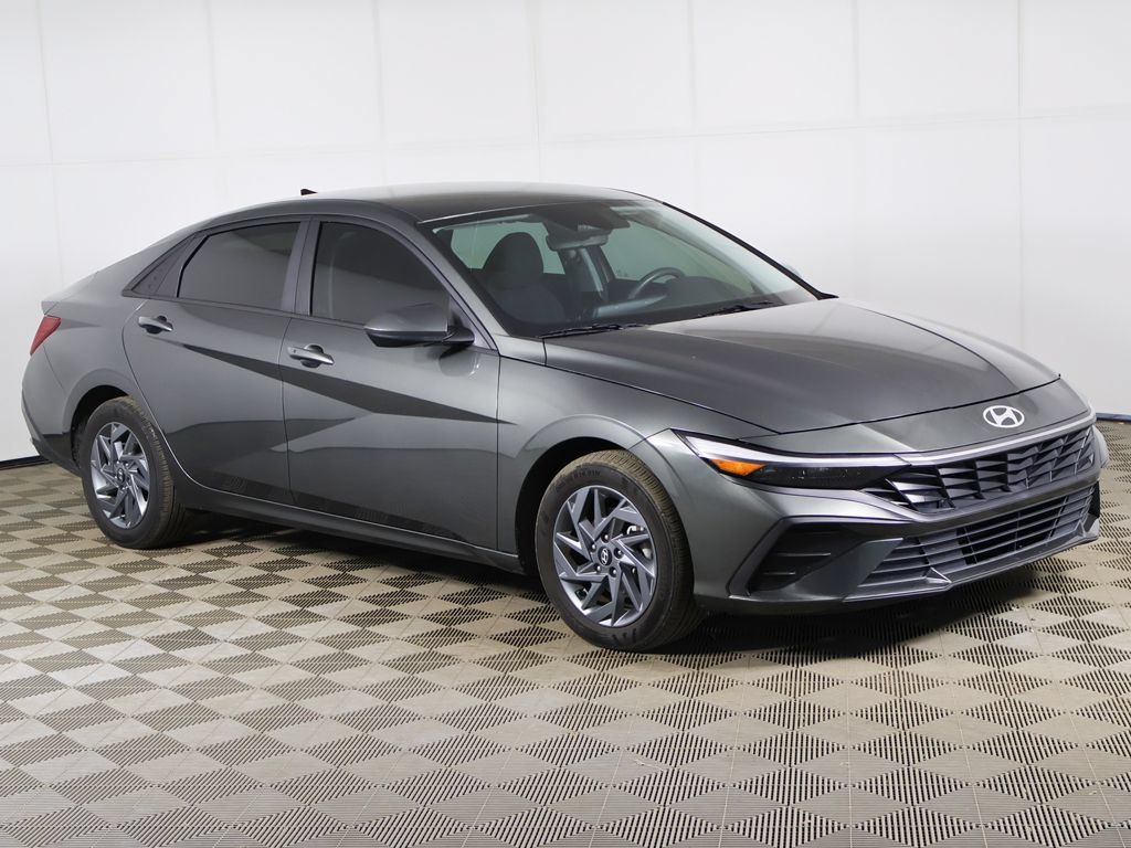 Used 2024 Hyundai Elantra SEL FWD image 2