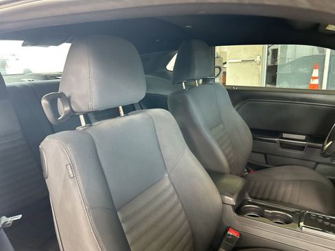 Used 2014 Dodge Challenger SXT image 21