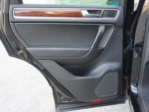 Used 2014 Volkswagen Touareg Sport image 18