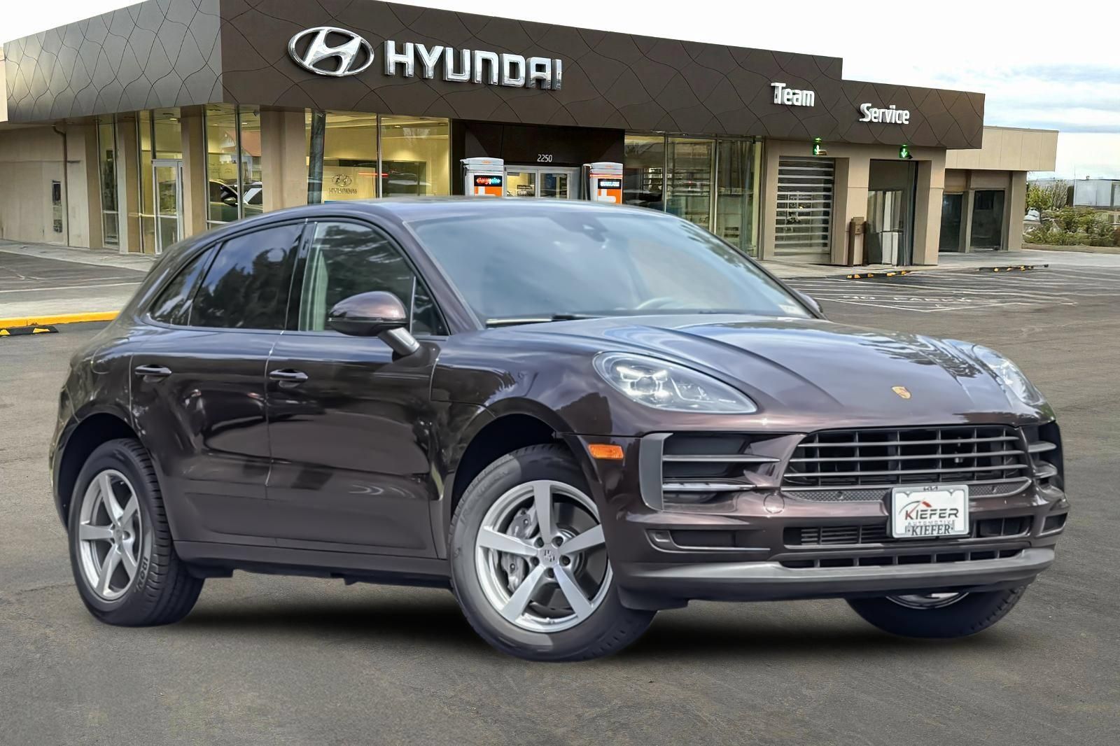 Used 2021 Porsche Macan AWD/4WD image 2