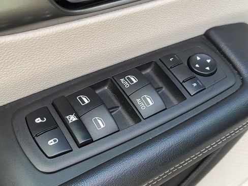 Used 2023 Chrysler Pacifica Touring-L FWD image 28