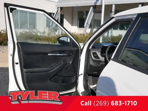 Used 2024 Kia Seltos LX AWD/4WD image 19