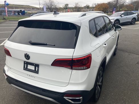 Certified 2024 Volkswagen Taos SE image 5