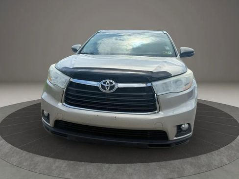 Used 2014 Toyota Highlander XLE FWD image 3