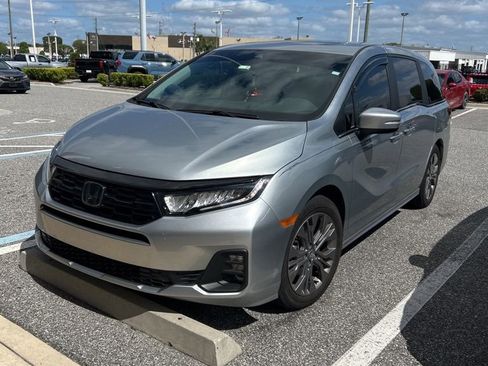 Used 2025 Honda Odyssey Touring image 2