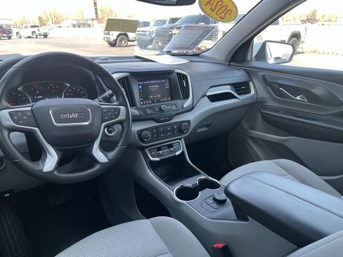 Used 2024 GMC Terrain SLE image 2