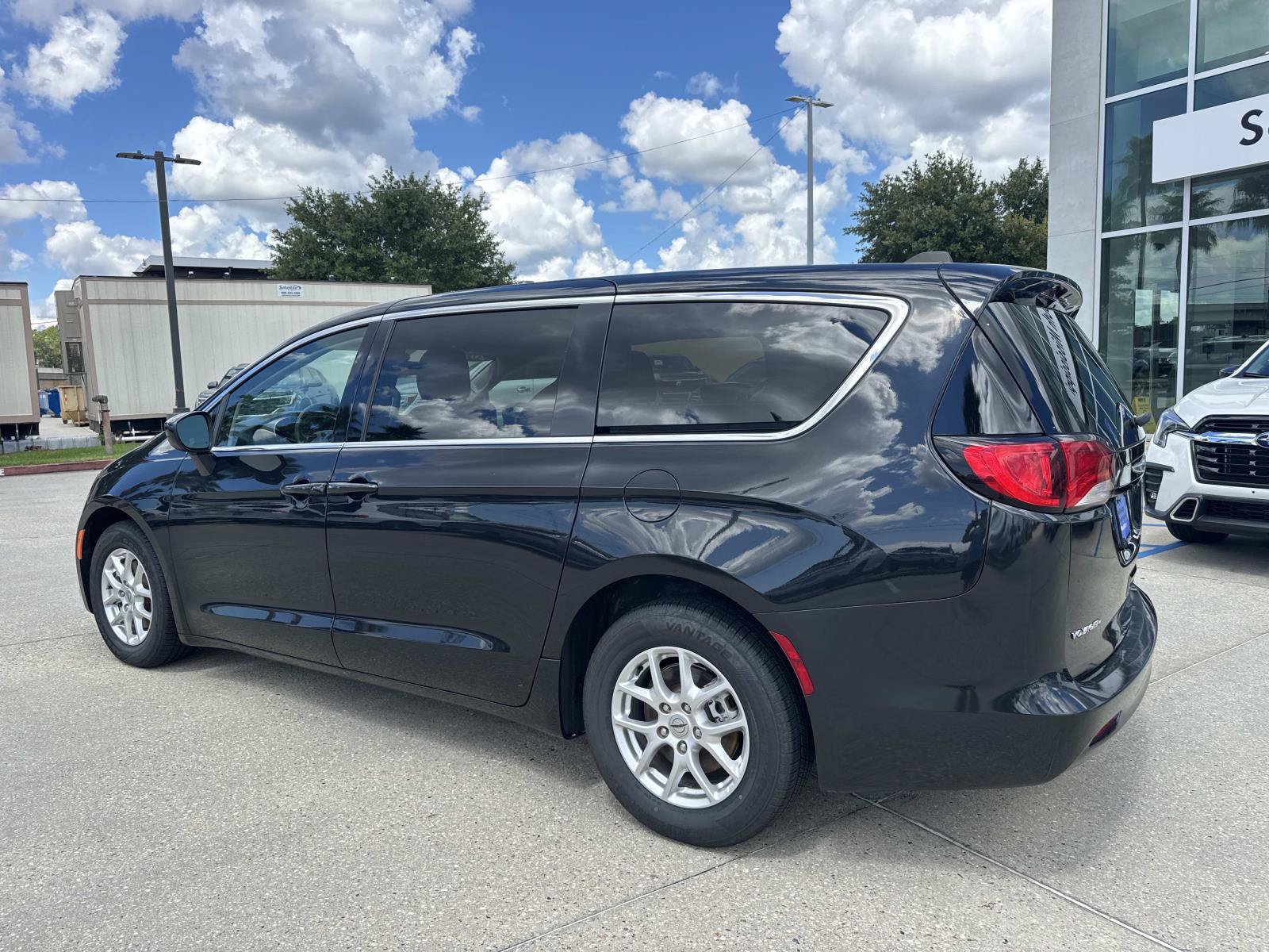 Used 2023 Chrysler Voyager LX FWD image 7