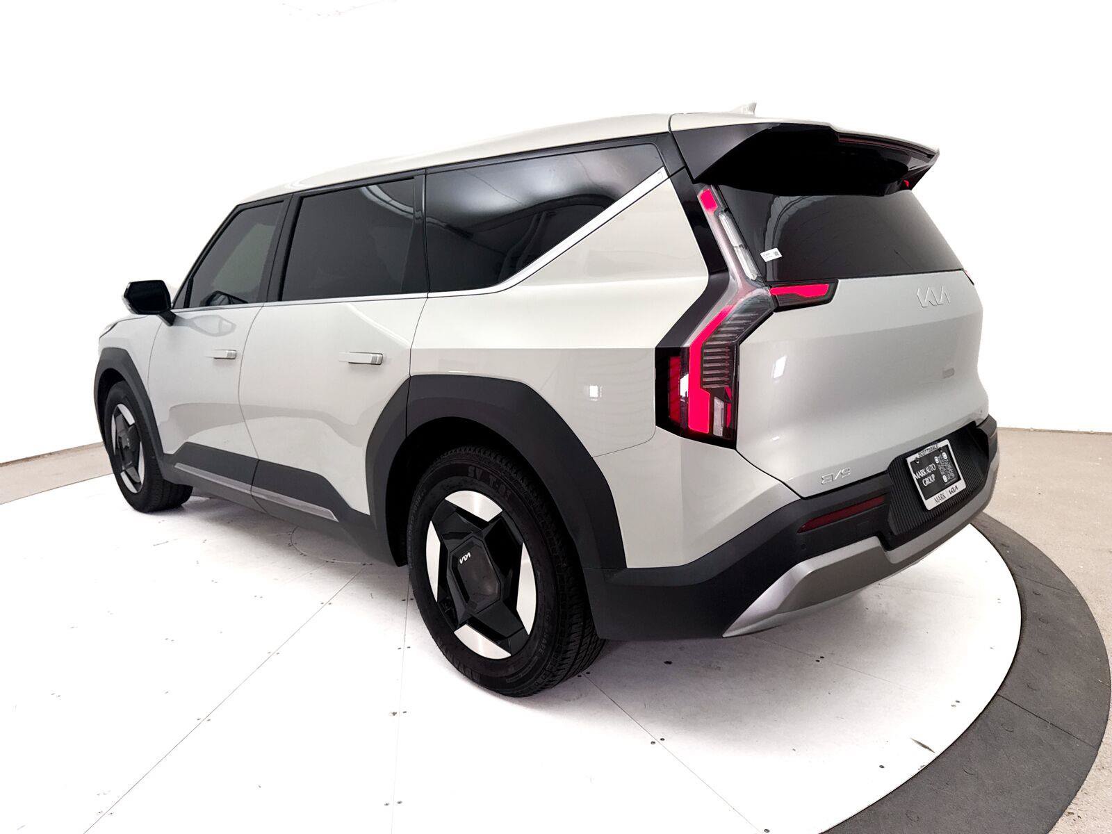 Used 2024 Kia EV9 Light Long Range RWD image 16