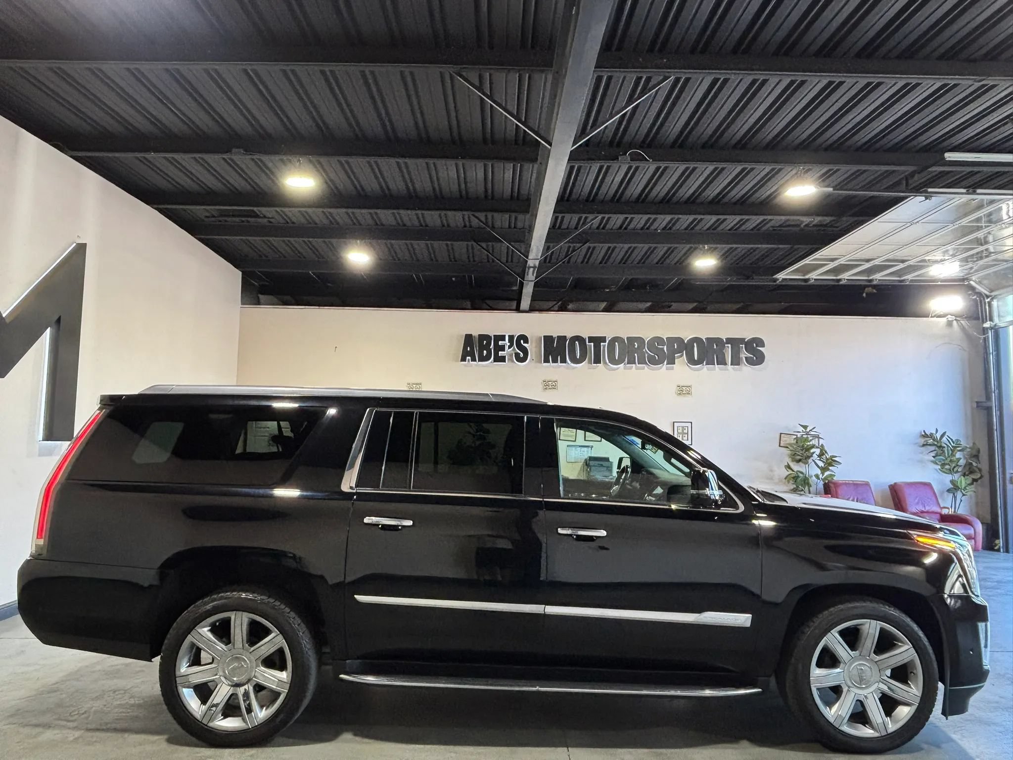 Used 2019 Cadillac Escalade ESV Luxury AWD/4WD image 4