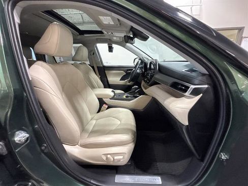 Used 2023 Toyota Highlander Limited FWD image 19