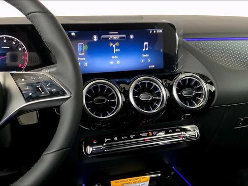 New 2025 Mercedes-Benz GLA 250 4MATIC image 9