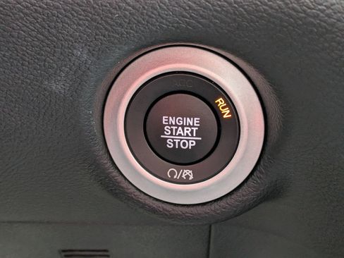 Used 2025 Chrysler Pacifica Select FWD image 26